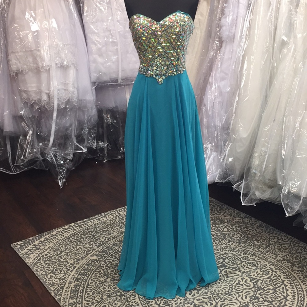 PRINCESS ELSA STYLE FLOWY GOWN